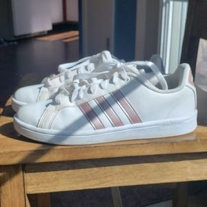 Addias striped shoes cloudfoam